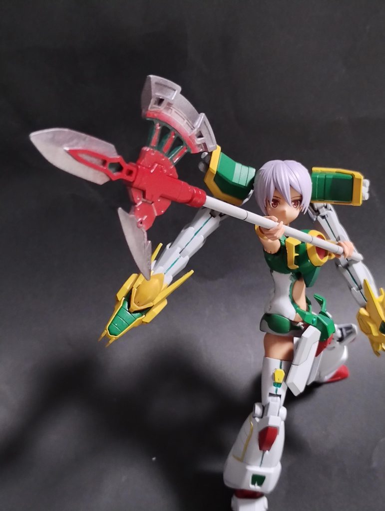 ドラゴンガンダムの主要武装はフェイロンフラッグですが、キャラクターとしてみたとき「中国っぽさ」に欠けるような気がしたので、今回は呂布で有名な方天画戟を持たせてみました。一気に三国志とかああいうニュアンスが足されて、キャラクターに特徴が出たと自画自賛! ドラゴンクローは伸びます&折り曲げ可能です。