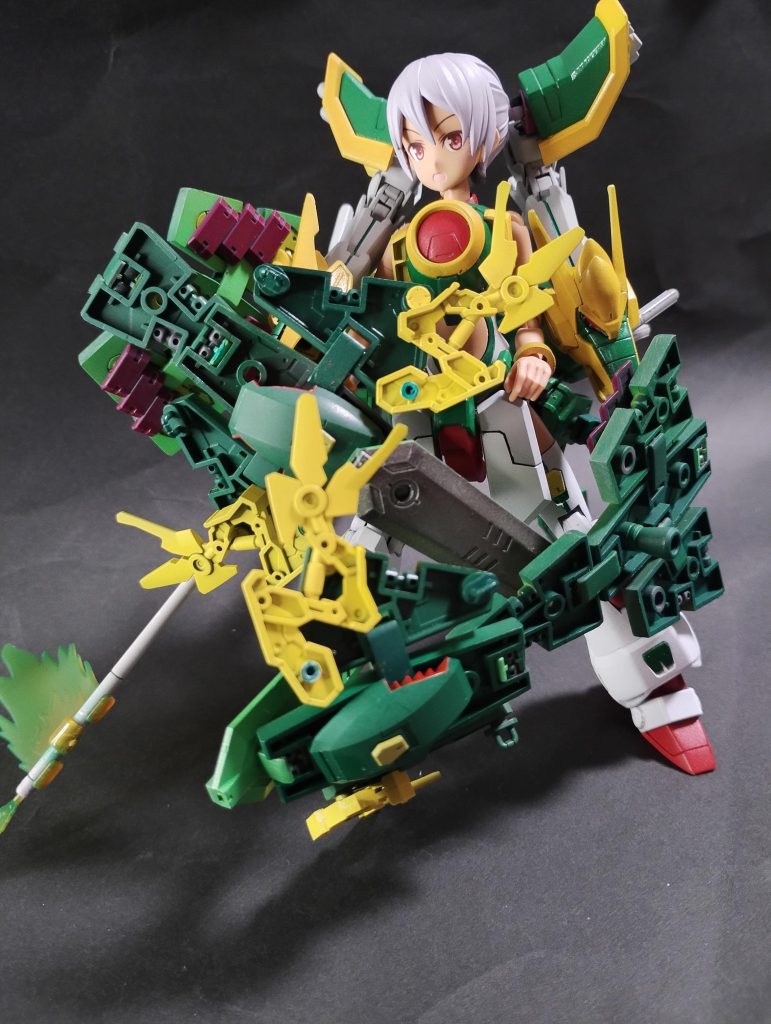 旧キット記載の「GFアビリティポイント」では、ドラゴンガンダムは初期5MFの中で最も高い適用能力を残しています。……まあ、砂漠とか過酷な状況にいかにも強そうですもんね、ドラゴンガンダム。ネオホンコンでも地中から登場したことあったし。 そんなドラゴンガンダムの適用能力の高さを、背面の増設モジュールで表現しました。この緑色の武装は様々な形態に変形してあらゆる状況に対応する…というもの。宝貝人間なので「宝貝ユニット」と名前を付けてみました。この状態は防御力強化形態の「宝貝ユニット:混天綾モード」。背面ユニットが板状=ディフェンスプレートとして展開され、自分の全身を覆ったり、周囲を砲撃から庇ったりできるモードです。他にも攻撃力強化形態の「宝貝ユニット:乾坤圏モード」、機動力向上形態の「宝貝ユニット:風火輪モード」などなどあるのですが…画像投稿上限の関係から、紹介はほどほどで…。