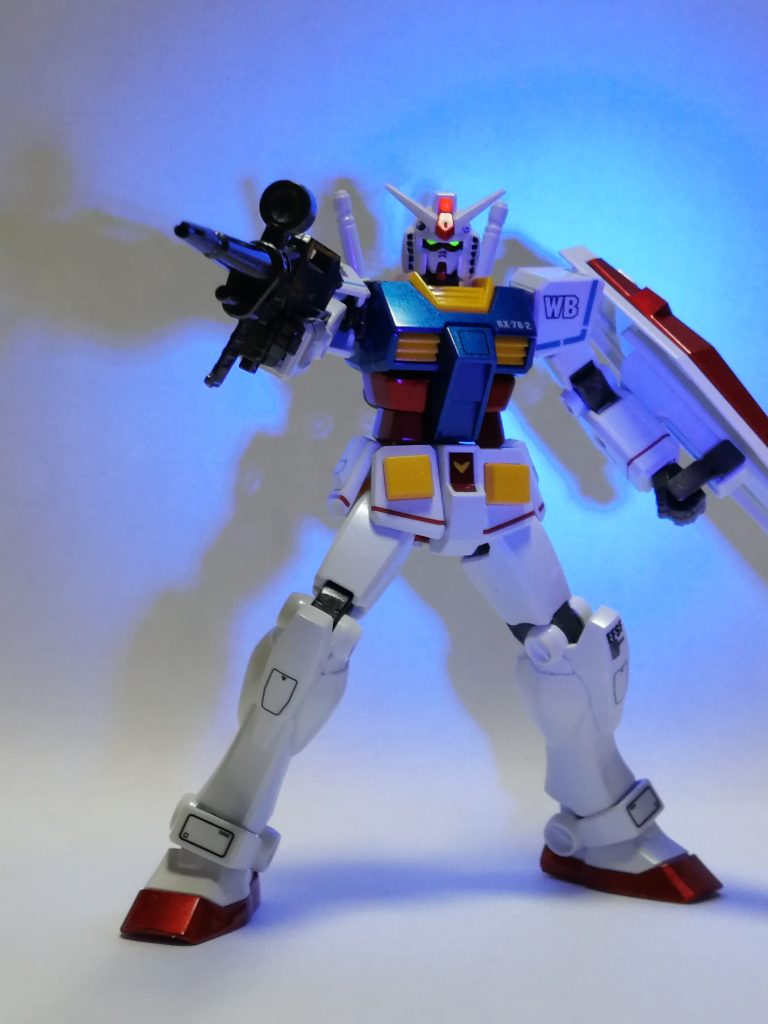 頭部カメラは蛍光レッド、ツインアイは蛍光イエローで塗装したので、UVライトで発光します。メタリックカラーの作品はUVライト撮影のほうがきれいに映りますね😆最後まで見ていただき、ありがとうございます😸