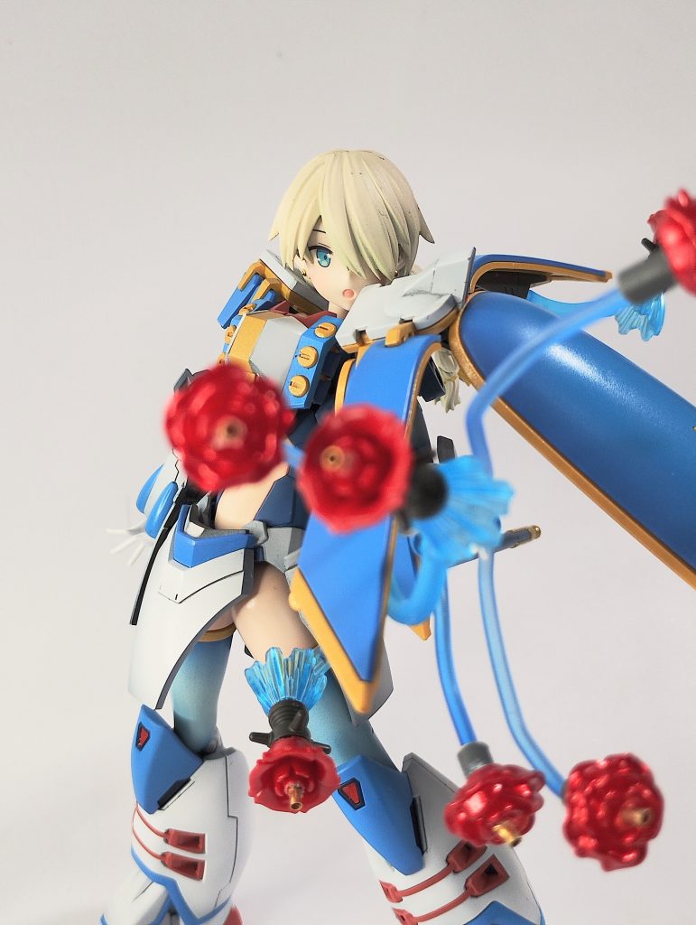 これがちょっとがんばったとこ!袖口にもビット射出口があって、そこからローゼスビットを飛ばすことができるようにしました!キットについてるローゼスビットは4機だけなので、セリアで販売している「デコレーションシール(薔薇)」を使って、ローゼスビットを増量しました。付属のローゼスビットともども、バラの中央には金属パーツを埋め込んで、ビーム発射口もしっかり再現しています。マンガ「超級!起動武闘伝Gガンダム」に登場するガンダムローズの後継機=ガンダムヴェルサイユは、左肩マントがオミットされ代わりに袖口からビットが射出できるMFとして描かれていますので、今作ではガンダムヴェルサイユっぽさをこういう面で表現したつもりです。