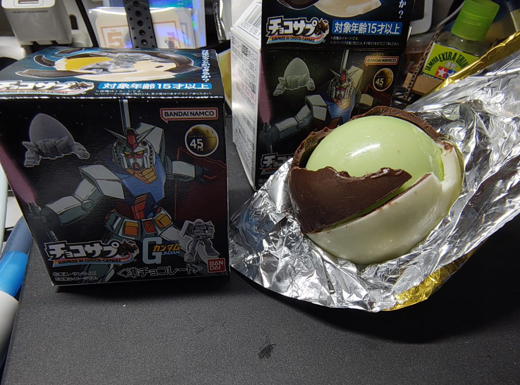 作品名：チョコサプ<p>近所のセブンイレブンで売ってたので2つ確保。1つ開けてかじった所。チョコがなぜか白と黒の半々。そして偽チョコでクッソ甘いです。特に白い方。チョコは好きなんですが、甘すぎて、もう一個行くのが辛い。肝心の中身は、値段(350 […]</p>
