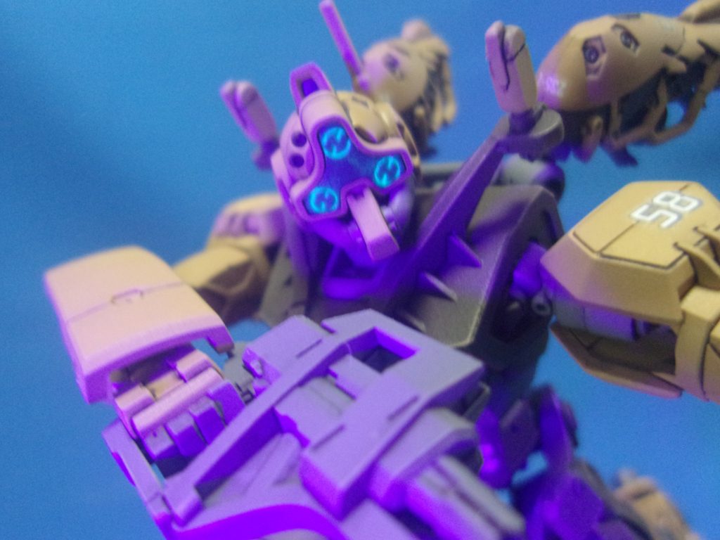 カメラ部分はUVライトで光ります。