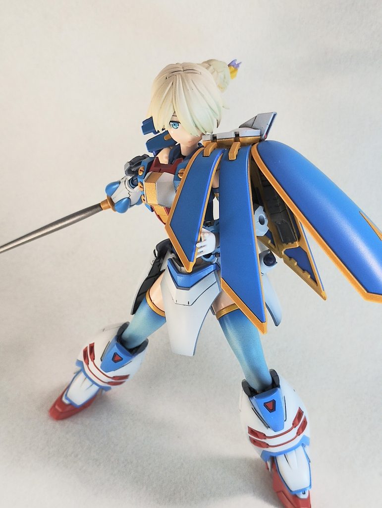 模型作りするにあたって、毎回「今までやったことない・できたことないことに1つはチャレンジしよう」という心づもりで取り組んでいます。今回は、今まで全然うまくいったことのない「黒立ち上げ」にチャレンジしました。(正しくは「何度かチャレンジしたけどうまくいかなかった」…というのが正しいですが)今回はちゃんとできたんじゃないかな??と思っています!また、ゴッド・マックスター・ドラゴンの3作とも「ベースキットのアレンジ」に意識を注ぎましたが今回は「ガンダムローズの良さをきちんと生かすには」に重きを置いて塗装もろもろチャレンジした…つもりです。