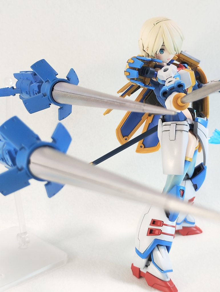 「行けッ!デュランダル!!!!」 ガンダムローズの武器は、(後半のジョルジュのド根性を全面に押し出したファイトを抜きにすれば)シュバリエサーベルとビットという、1つ1つがスリムすぎるところが「絵」になりづらいと考えています。大型の敵、分厚い敵を相手にしたときどうしても後手を踏むことが多いな…と。そこで追加した武装がこのサーベル型ビット「デュランダル」。 ファイターの意思通りに飛びかかり、相手を串刺しにしたり、打ち据えたり、牽制したり…!ミサイルを多用するミラボー、遠距離狙撃&腕を伸ばしてくるチャップマン、ビットを含めてなんでもありのジェスターガンダムといった遠距離攻撃手段を持つ相手との対峙が多いジョルジュのファイトスタイルを崩すことなく、頼れる攻撃手段になってくれるのではないでしょうか!