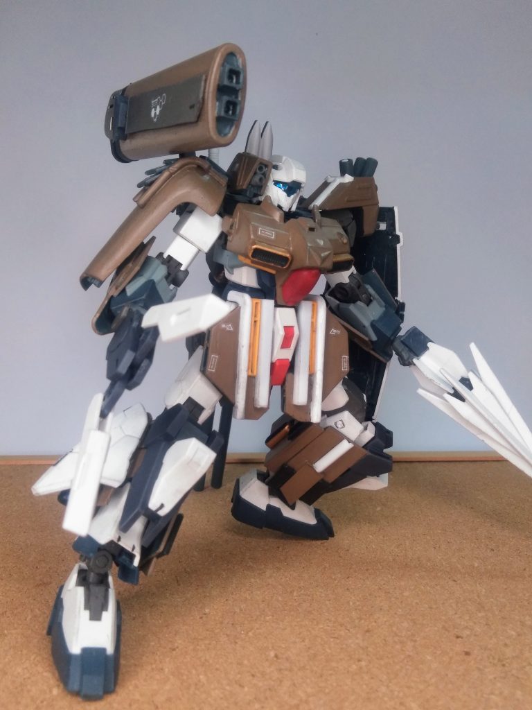 【重装駆逐型】ですからネェ😁攻防共々に盛りますヨォ 😆⤴️⤴️頭部右側には『マシンキャノン × 2 門』右肩には『ライター』より生成された『2 連装ビーム砲』右腕は「「「掴んで潰す💦」」」『バイス クロー🗜️』てな、塩梅です 👍