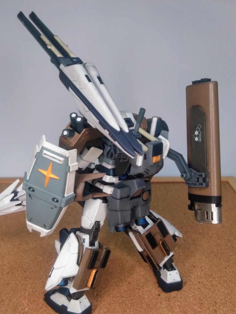 さて!お立ち会い『長モノ武装絶対信者』の為の布教活動を実行です❗  👍😆🎶🎶🎶 ジャンクで購入した『フェイクニューユニットのファンネル』を使って😁『ガンタンクの主兵装120mm低反動キャノン砲』と、同径の2連装砲(と、イウ脳内設定)』を携行です😍💕 そして!此が重要‼️【駆逐型】は脚の速さを問われます 😖なので脚部アーマーには、スラスターを盛りに盛ってあります 🤗此で加速及び高速機動もイケるハズっ‼️ 🤣🤣🤣