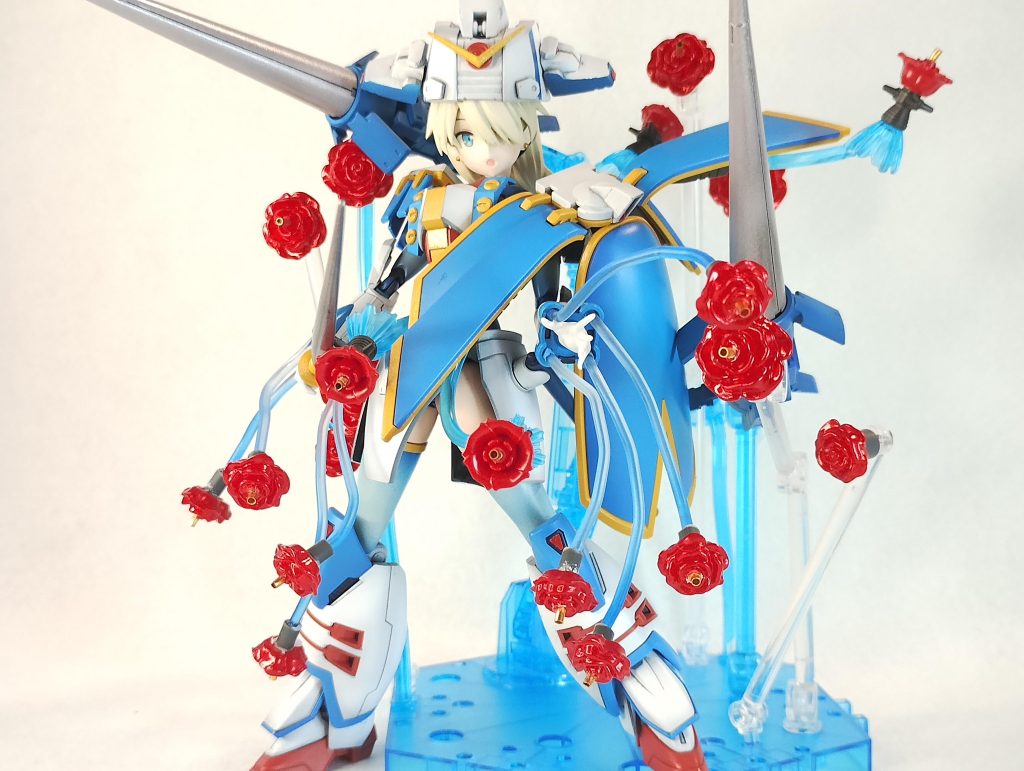デュランダル2機に両腕からのローゼスビットの射出状態を含め、ディスプレイするともうすごいことに!(ガンダムローズに限った話ではないですが)各国のMFはどれも超個性的なデザインなので、表情をあんまりキリッとさせすぎるとアンバランスになってしまう…キャラクターの個性が変な方向に転がってしまいそうだったので「ちょっとふわっとした表情が前面にでるように」で組んでいきました。アイデカールはコトブキヤのバレットナイツ・ランサー用を使いました。毎度アイデカール貼りは苦手中の苦手なのですが……今回はメカクレなので多少ごまかせているかもしれません。耳には、ピアスを模した金属製スタッズを貼りました。フランス・パリを闊歩する上品な感じとか、キャラクターの年代層が高めなのを表現したかったですが…できているかしら??