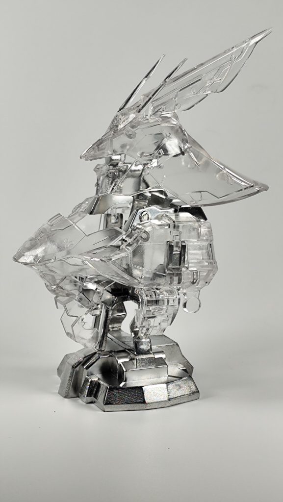 さらにプレミアムミラークロームで塗装することで、外装とフレームの光沢に一貫性が出るように意識しました。