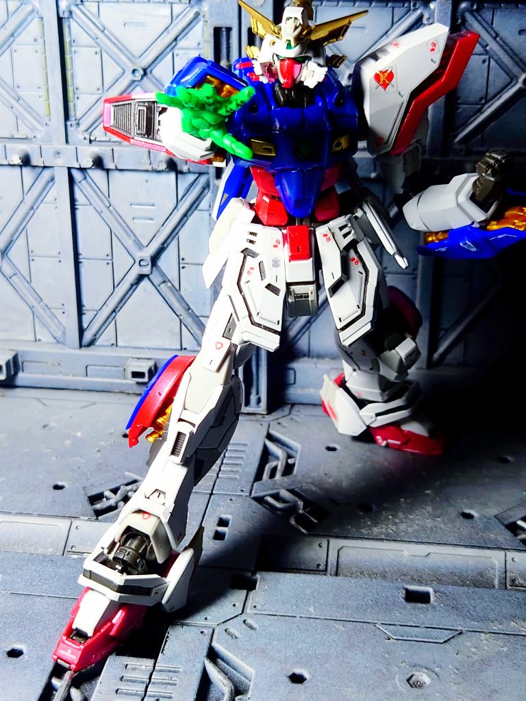 デカール等は付属のシールのみで、赤と青はメタリック塗装するも写真じゃ分かりにくいです😅