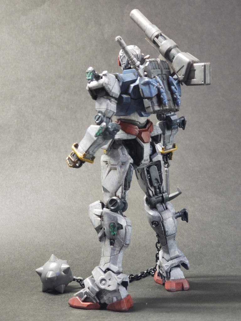 バックパック、赤いガンダムと同じだから、これコアファイターですよね。そんなところにキャノン付けるのアリなん?? というのは、さておき、塗装メモいつものようにメカサフヘビィ下地からの水性ホビーカラーです。白: ディアクティブホワイト > グランプリホワイト青: ガンダムエアリアル改修型ブルー > イサーク専用機スカイブルー赤: モンザレッド  > サーモンピンク黄: ハイネ専用機オレンジ > ガンダムイエロー橙: ハイネ専用機オレンジ > オレンジエイエロー黒: ネイビーブルー > ジャーマングレー(退色) 武装: 下地をほぼ残して > 軍艦色1と明灰白色1 あとは、わからない程度のダークグレーのチッピング > 半光沢トップコート > ダークブラウンウォッシングです。ランナーの状態で眺めたら黄色パーツがやたら少なくて、おかしいなと思ったら、手の甲と手首まわりのガードみたいなパーツが色分けされてないんですよ。しかも、手首の回りはパイプが手首と一体化されちゃってて、塗るのも面倒くさかったですね。