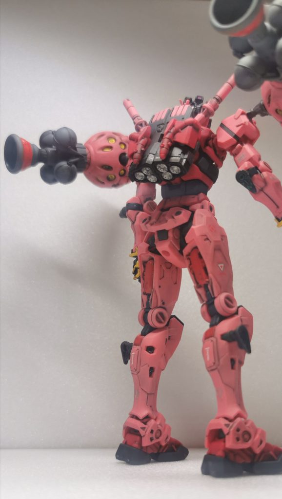 ビットの黄色い部分を一生懸命塗ってましたが、外装被せると余白は隠れるので適当に塗ってもいけます。ビットのバーニアと太腿の赤い部分は下地処理せず塗りましたが赤い塗料が乗りづらいです。