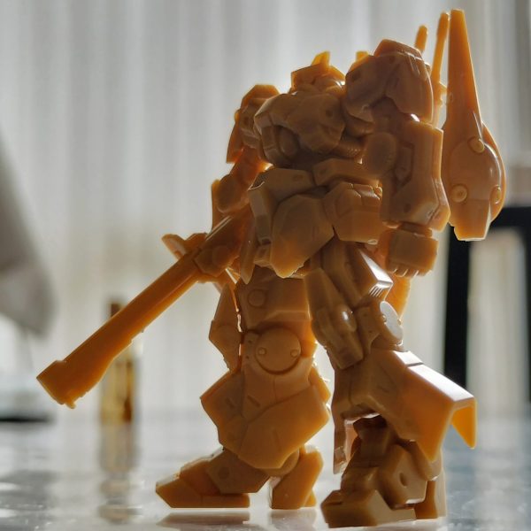 一個しか持ってなかったアーティファクトのリック・ディアス。大事に寝かせておりました。Ph1再販だったところを残念にも買いそびれ、ディアスだけメルカリでポチりました。それを初めて組み立てたのですが、かっこいいですね。アーティファクトもph5 まで進み、相当な設計改良がなされていったことが、この元祖アーティファクトのリック・ディアスとの比較でよくわかります。なんせ、シリンダーデザインがない！！ph1のラインナップ5種ともに、ないんですよね。興味深い。そして、膝、肘は一体ものなのて、可動どころか固定ポージング改造も厳しそう。でも、このデザインでRG にして欲しいほど、カックイイ(gundam-kao6)（1枚目）