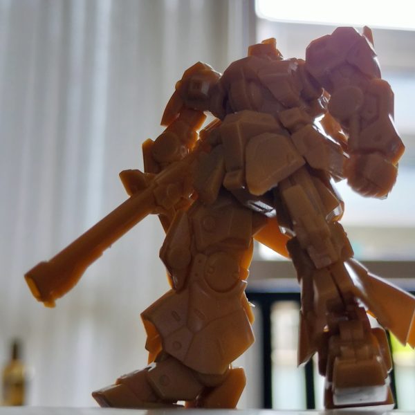 一個しか持ってなかったアーティファクトのリック・ディアス。大事に寝かせておりました。Ph1再販だったところを残念にも買いそびれ、ディアスだけメルカリでポチりました。それを初めて組み立てたのですが、かっこいいですね。アーティファクトもph5 まで進み、相当な設計改良がなされていったことが、この元祖アーティファクトのリック・ディアスとの比較でよくわかります。なんせ、シリンダーデザインがない！！ph1のラインナップ5種ともに、ないんですよね。興味深い。そして、膝、肘は一体ものなのて、可動どころか固定ポージング改造も厳しそう。でも、このデザインでRG にして欲しいほど、カックイイ(gundam-kao6)（2枚目）
