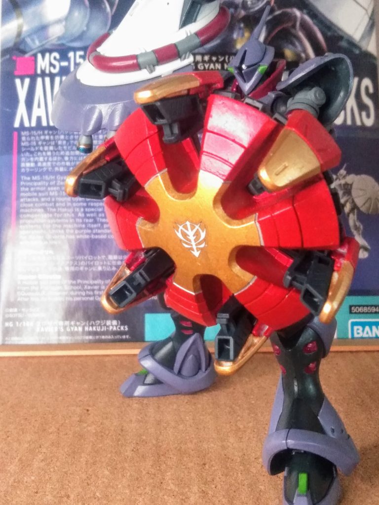 幸運にも購入出来た「「「旬」」」のキット(初販売の次週に購入) 😆💕ラッキーしかも、劇内での『エグザベくん』の活躍のお陰で人気は上々⤴️⤴️ならば!準備中の他の作品を差し置いてでも、完成投稿をしなければらならない‼️そんな使命感にかられます 😡💨ヤッタル! 🆙『ギャンシールド』『正史』のシールドと同様の正円形のシールドとなっており、6基の機雷(ハイド・ボンプ)が内蔵されている。また、『正史』とは異なりシールドの6基の突起部分がハッチとなっており、発射の際はハッチが内側から展開する。