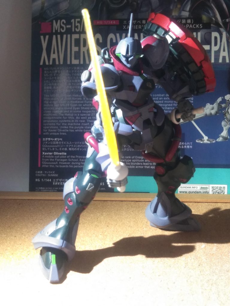 そんな決心?のモト!😚時間が無いのだから、普通に組めば良いのに、承認欲求からカラーチェンジや定番の蛇足作業🐍👣を実行です🤗🎶🎶 🆙ビームサーベル両太ももに格納されている格闘用ビーム兵装。柄のデザインも『正史』から継がれている。サーベルと名付けられているが、その形状からレイピアの方が近い。