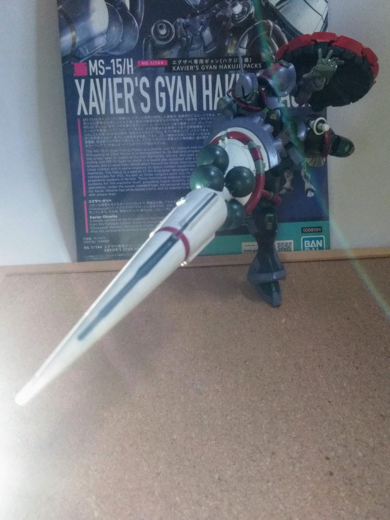 『長モノ武装絶対信者』の為の布教活動を実行です❗ 👍😆🎶🎶🎶 見よ‼️この「「「長大さ」」」を💕💕これじゃあ「「「無敵❗」」」(UP主基準)の『ビグ・ザム(GQ版)』も、タマッタものじゃぁ⤴️ありません 😩 🆙ハクジブースターを備えるランス型で機体の全高を超える全長27.3mの大型複合兵装。ギャンのビームサーベルを用いた白兵戦を主眼とした機体特性上、空間戦闘において他の機体に劣る点を補うために追加開発されたオプション装備。そのため、本武装を装備している機体は名称に装備名が加えられている。推進装置とプロペラタンクが複数取り付けられており、持ち手は一般的な真っ直ぐの柄ではなく、拳で握るジャマダハルのようなグリップになっている。実体の突撃槍に留まらず、『正史』のギャン・エーオースに採用されているビームベイオネットの如く、先端からビームの穂を展開したり、レールガンが3基搭載されており射撃兵装としても運用も可能(なはずなのだが、ビグ・ザムのIフィールドに弾かれている描写がある)。ハクジの名前はギャンの没ネームであったり、原典のギャンに関わりの深いマ・クベの壺が白磁器(はくじき)であったりなど複数の意味が込められていると推察される。