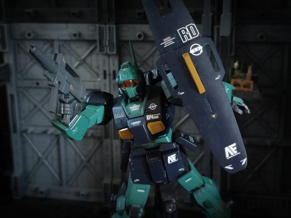 このジェスタ風シールド懸架は両手持ちの武器を持ちながら盾も展開できるというのがいいところなんですけど、肝心の長物がみつかりません。コトブキヤのものも探したんですけど、高すぎて。