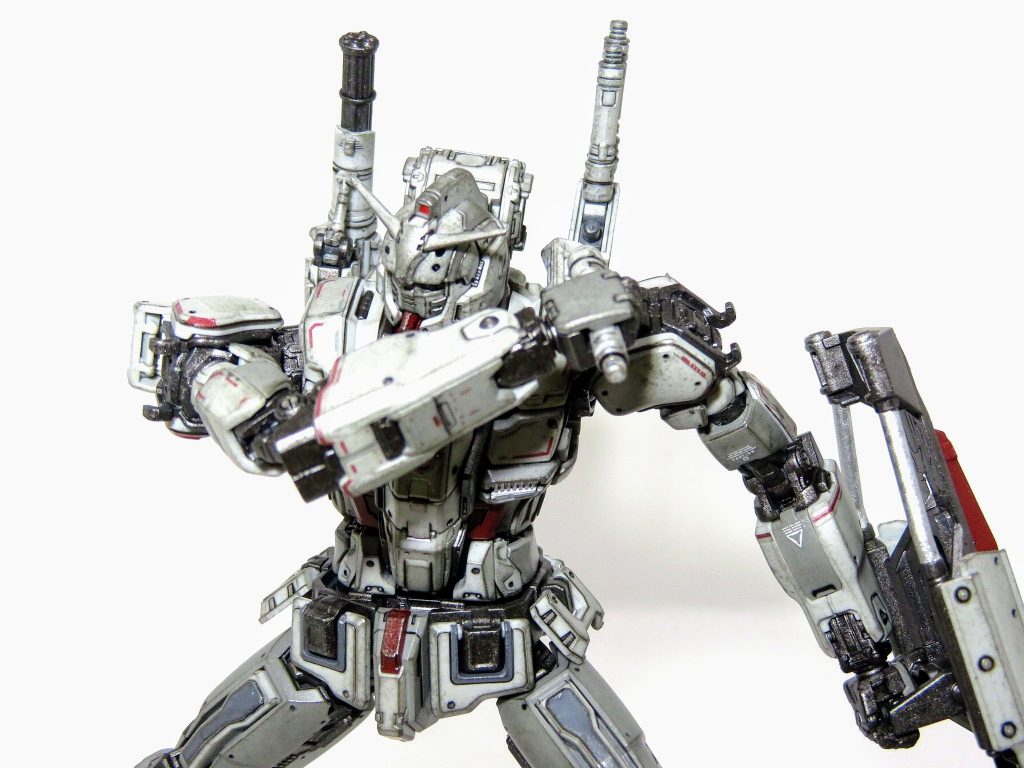 ビームサーベル抜刀!マウントラックに微妙に手が届かない…。