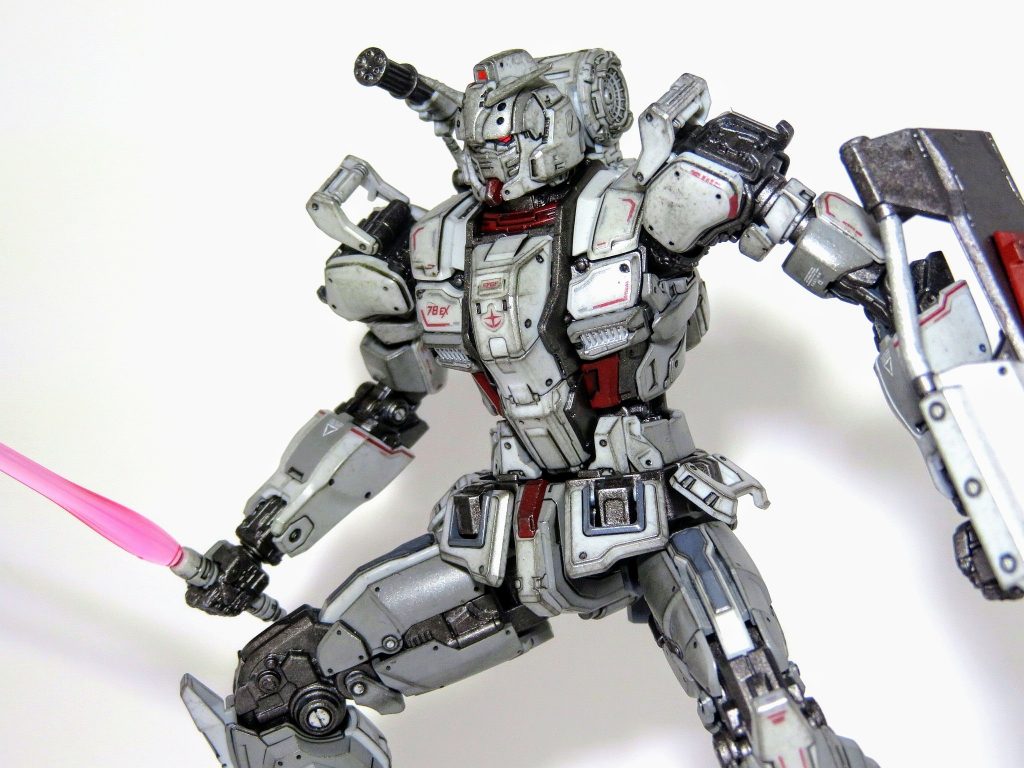 正直、この機体デザインも恐いのですが、さらに敵に一切容赦しないところも本当に恐怖でした。まさに「絶対敵の息の根止めるマン」って感じで、本編を視聴していたときはジオン軍に同情しっぱなしでした。グフカスタム好きとしては、割とあっけなくやられていったのは残念だったなぁ…やはりノリスが強かったんやなって…。