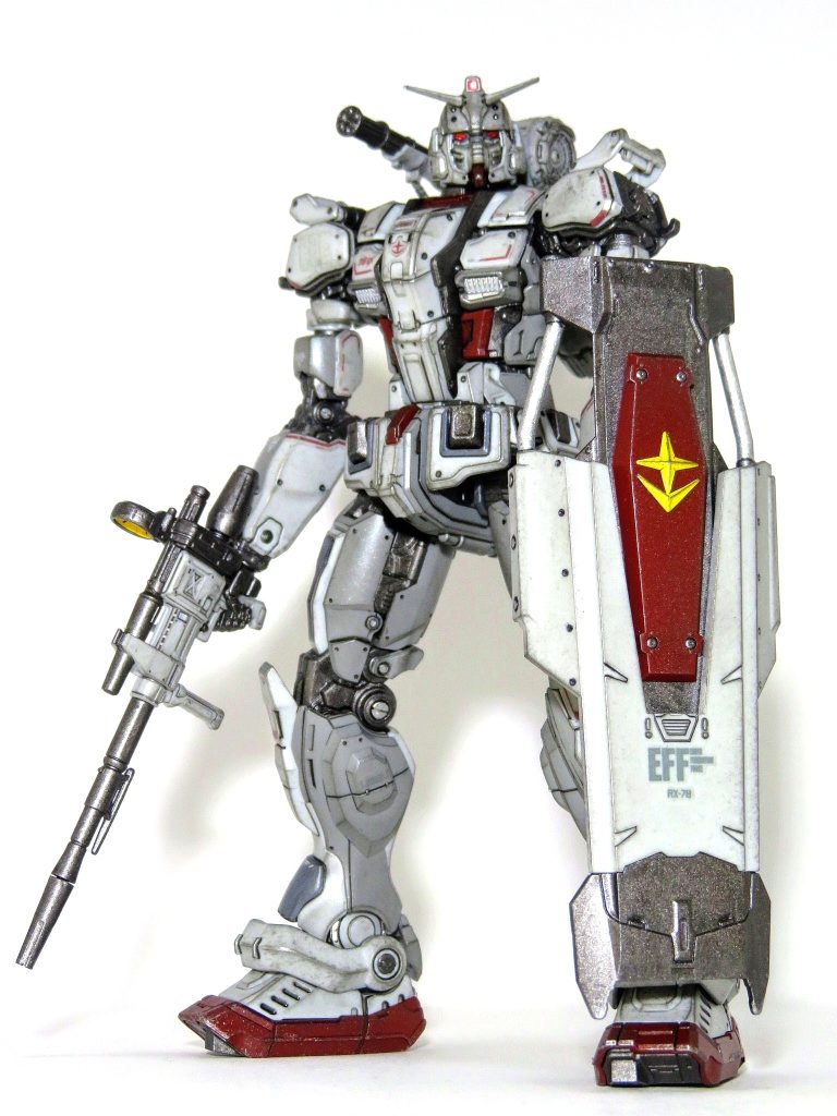 肩に「E.F.F.」の水転写式デカールを貼ったのですが、全然目立たなくて悲しい…。