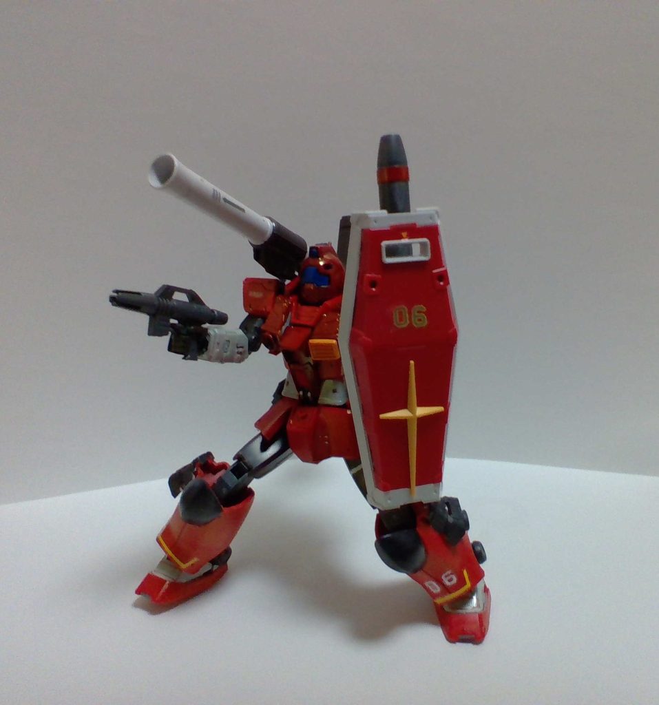 素体は2.0で、脚部と腰部がガンキャノン塗料はガンダムカラーのガンダムレッド、イエロー、あとグレー