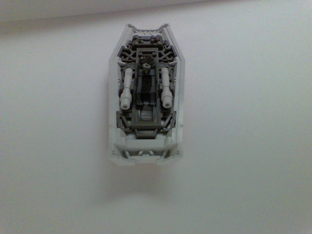 シールド裏にサーベルをマウント可能