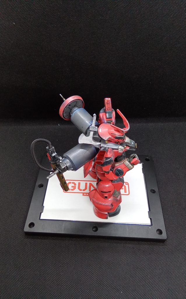 両手使えないとまずいのでランチャーはここに懸架 