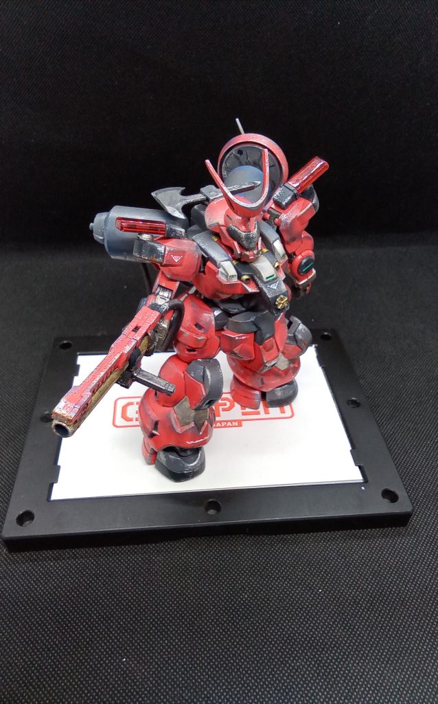 消火剤を使用する為のランチャーということで障害物撤去用のハンドアックスは背中に 