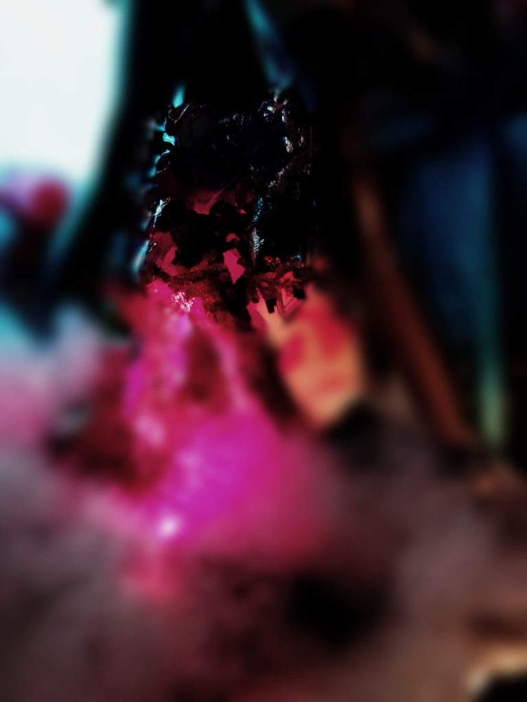 地下隠し格納庫エグザべ「 これは!!」シャリア「 シャロンの薔薇が消失した翌日に発見された、オブジェクトです、」エグザべ「 まってください?中にヒトが!?」シャリア「 シャロンの薔薇と同じく、眠っています」エグザべ「 なんて、悲痛な表情なんだ、」シャリア「第2の薔薇と私たちは、呼んでいます 」エグザべ「 向こうの世界からの?」シャリア「 そのようです、このプレッシャーに似た感覚、かなりのニュータイプだったんではないでしょうか」エグザべ「 まさか、連邦には」シャリア「アルテイシア様とキミ意外には、知らないことです。但し、、、 」エグザべ「 コレだけのプレッシャー、他のニュータイプなら、気が付くのか」シャリア「 そうです。」「いつ 強襲されても、不自然ではない」「 キミにこのことを伝えたのも、この薔薇の重力を感じていて欲しかったんです」「 もう、あの惨劇は繰り返してはイケマセン」エグザべ「 もう誰かの都合で、加害者も、被害者も出したくない!」