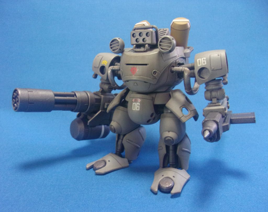 右腕にジャイアントガトリング、左腕には境界戦機ウェポンセットのパイルバンカーを付けています。