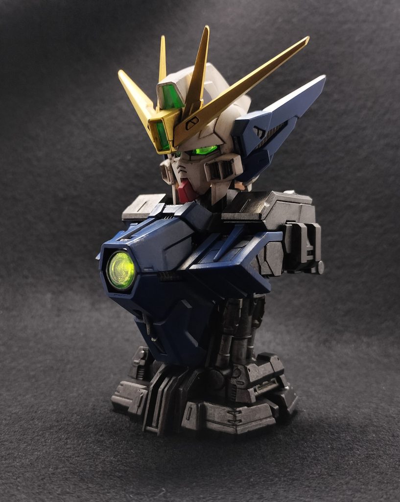 斜め 黒背景全塗装と言いましたが、ブレードアンテナと顎だけはキットをそのままに使い、ウェザリングカラーのグランドブラウンでウォッシングしました。