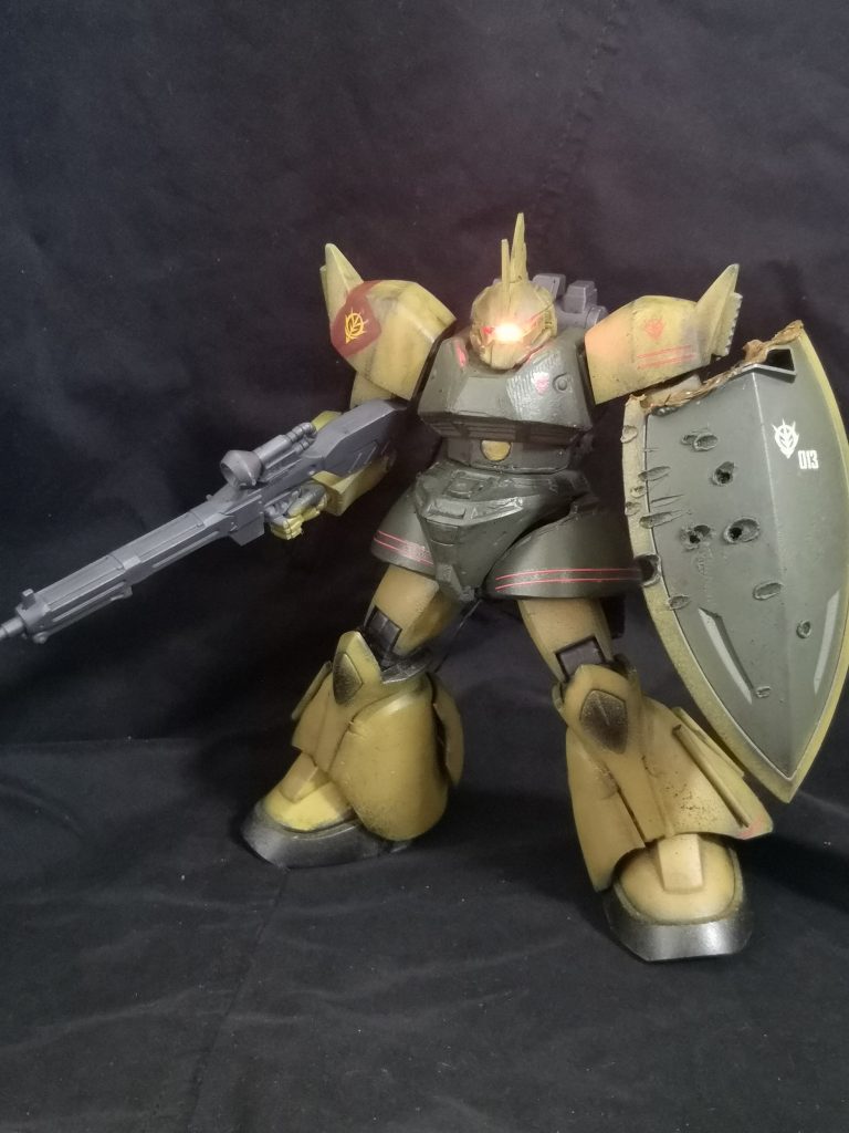 モノアイを輝かせるのはジオン系ならやりたくなるカスタムですのでこのように輝かせました。