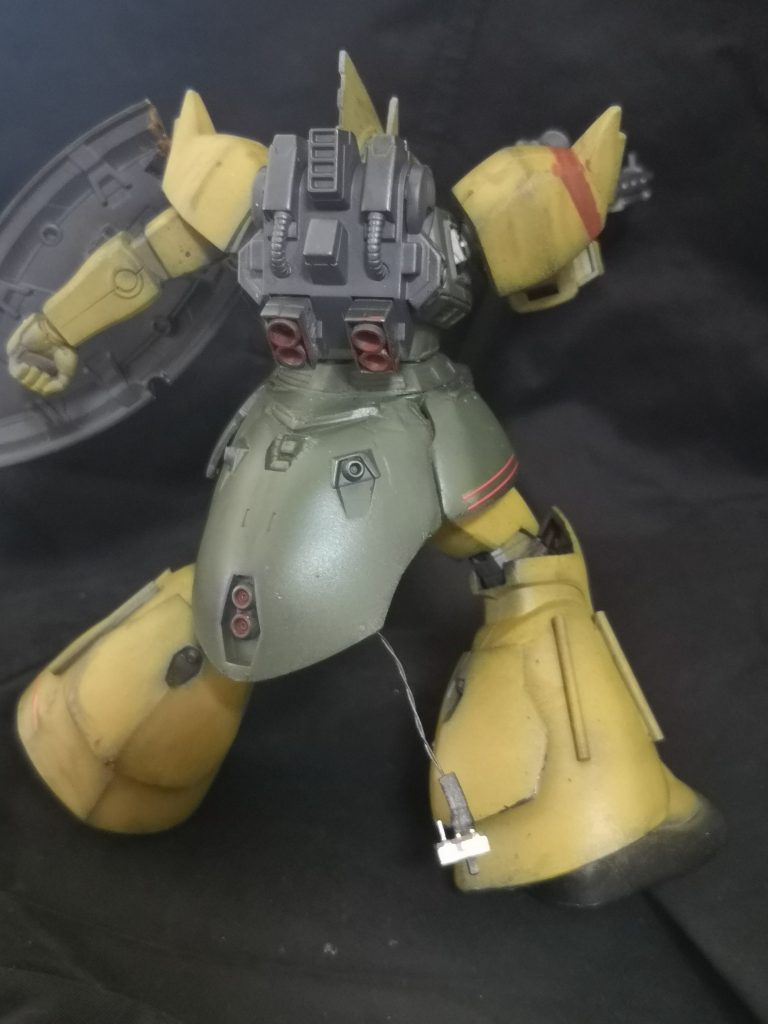 LEDのバッテリーはスカートの中に隠し、なるべく目立たないようにしました。