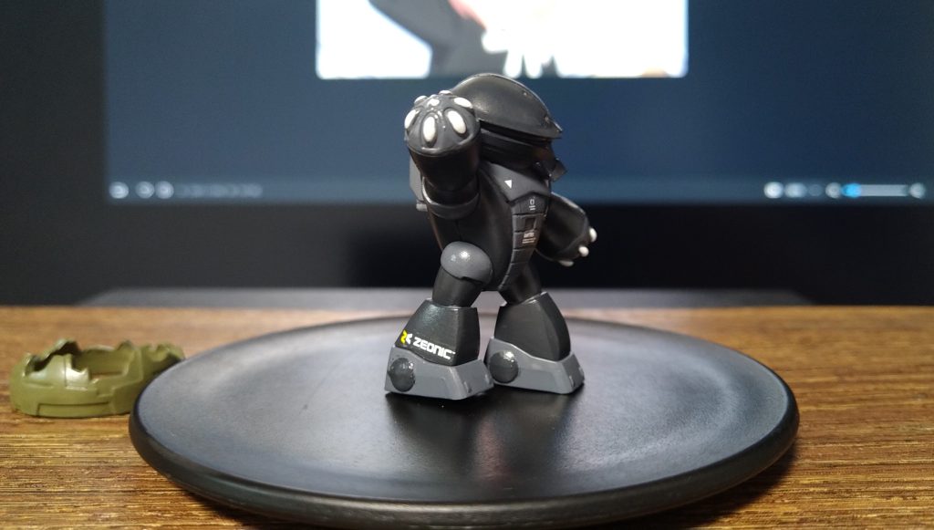 ラッカー系は筆塗りでも結構臭いがしますね、換気しても頭がイタくなるのです、水性塗料と併用してダメージを抑えましょうチョコサプも食べすぎると、頭イタくなりますよね