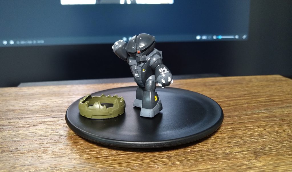 黒っぽいアッガイが好きなのでこんな感じに基地？はジャブローのイメージでダークグリーン２、爪にホワイト、本体はジオングレー系と・・ここでクイズですっ頭、手足に使ってる色はなんでしょうか？（ヒントはあるガンダムの胴体に使われたよ）