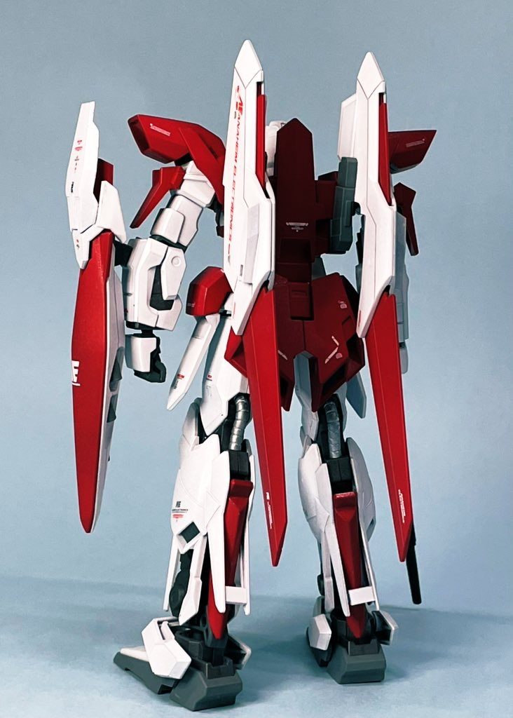 翼のデカールも変型すると裏側になってしまう事に後から気づきました…