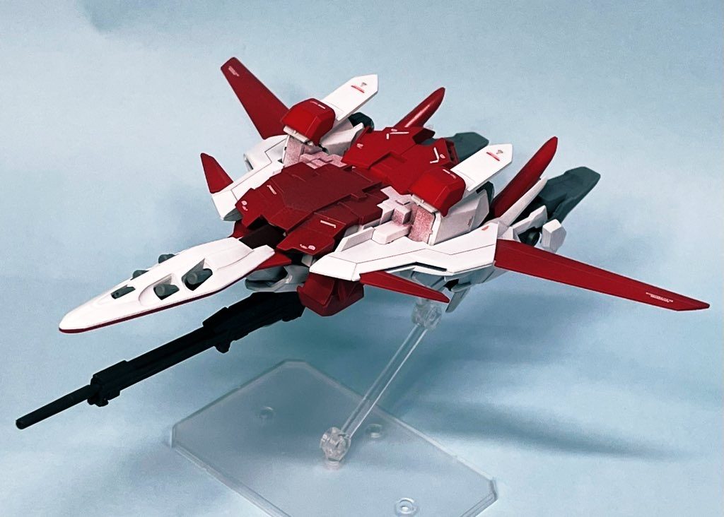 差し替え変型だけあってウェイブライダー形態もカッコよく仕上がっています。