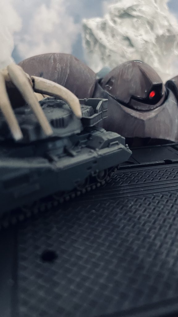 別アングルから上陸するゴッグです。61式戦車を握り潰す様をイメージしています。