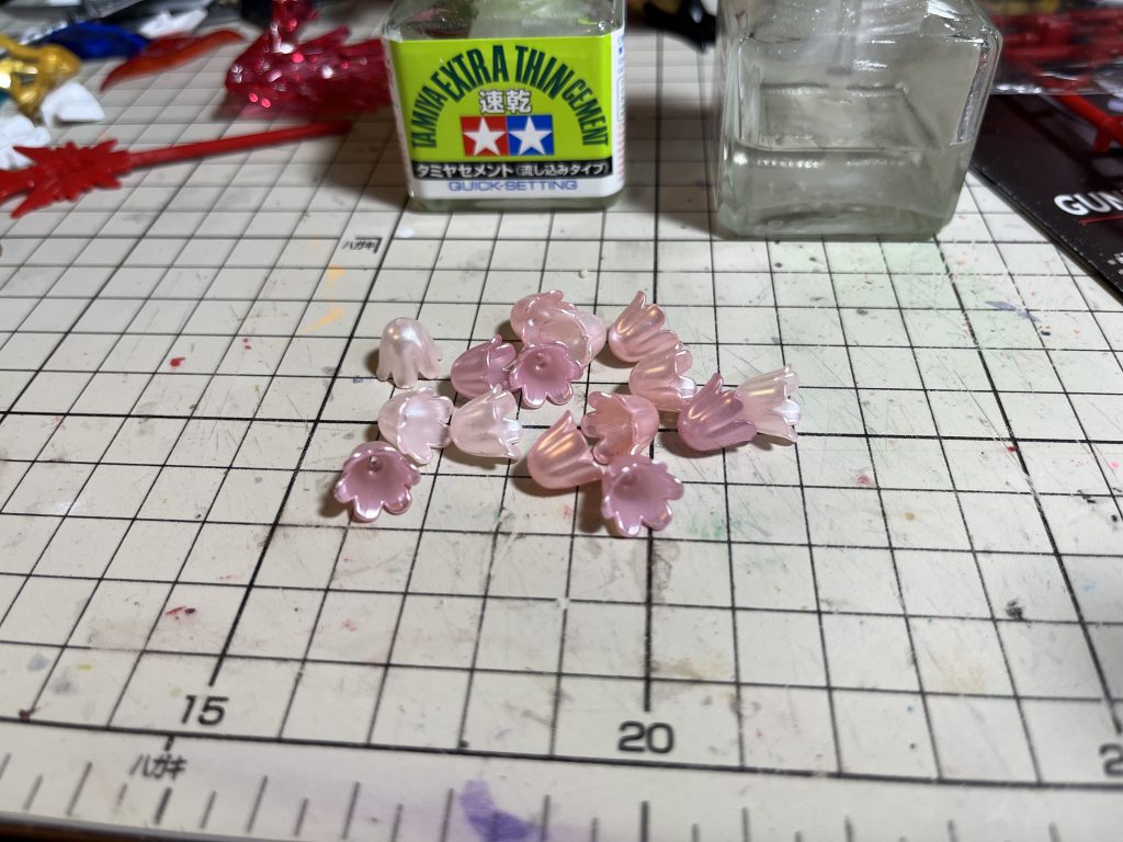 触手は先人の知恵をお借りしてダイソーの花形ビーズに磁石を仕込みました