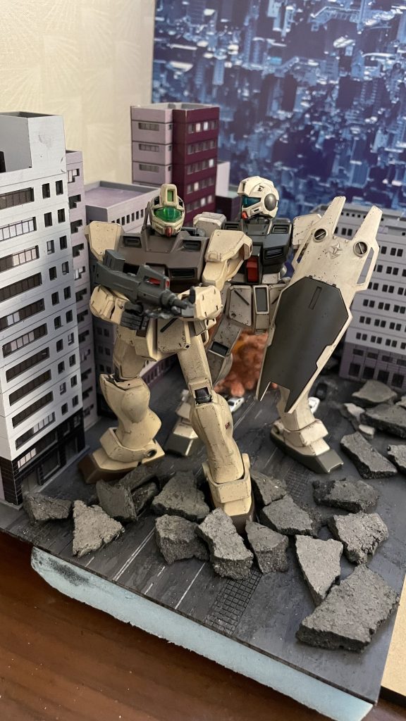 ジオラマ全景です。道路はGood in three directionsのものを使用、強めのダメージ処理を施しています。散乱する破片は粘土をのして固めたのち砕いたものです。