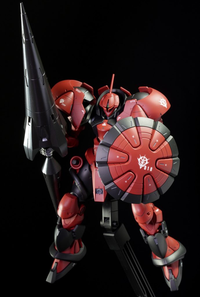 高機動型にするために鉄血のオルフェンズ HGヘルムヴィーゲ・リンカーの装甲パーツをミキシングしました。もともとはファーストのギャンとミキシングしようと温めてたアイデアでしたどっちでやっても同じくらいカッコよくなったんじゃないかなと思ってます!丸みが多い分GQのがマッチしてるかも