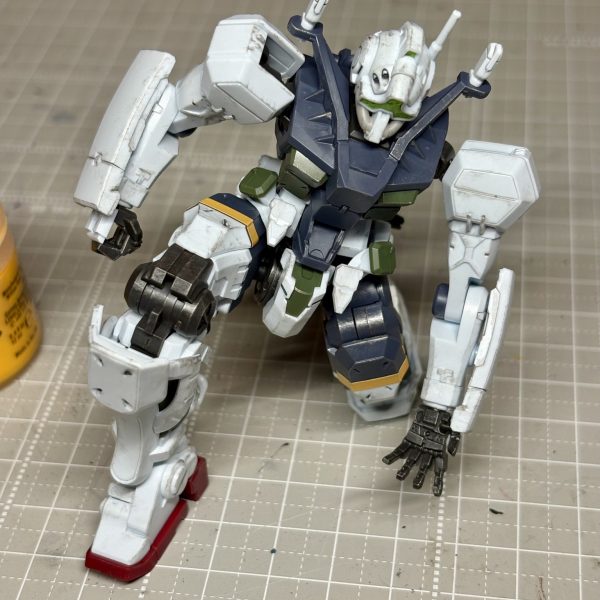 今日は塗装しました。スラスタを取り付けたら完成かな。頭部カメラはデイスペイの水性蛍光マーカー。ふくらはぎのプロペラントタンクのラインはユリエルイエロー。全体をレッドベルチャーとナランオイルで汚してみました。（2枚目）