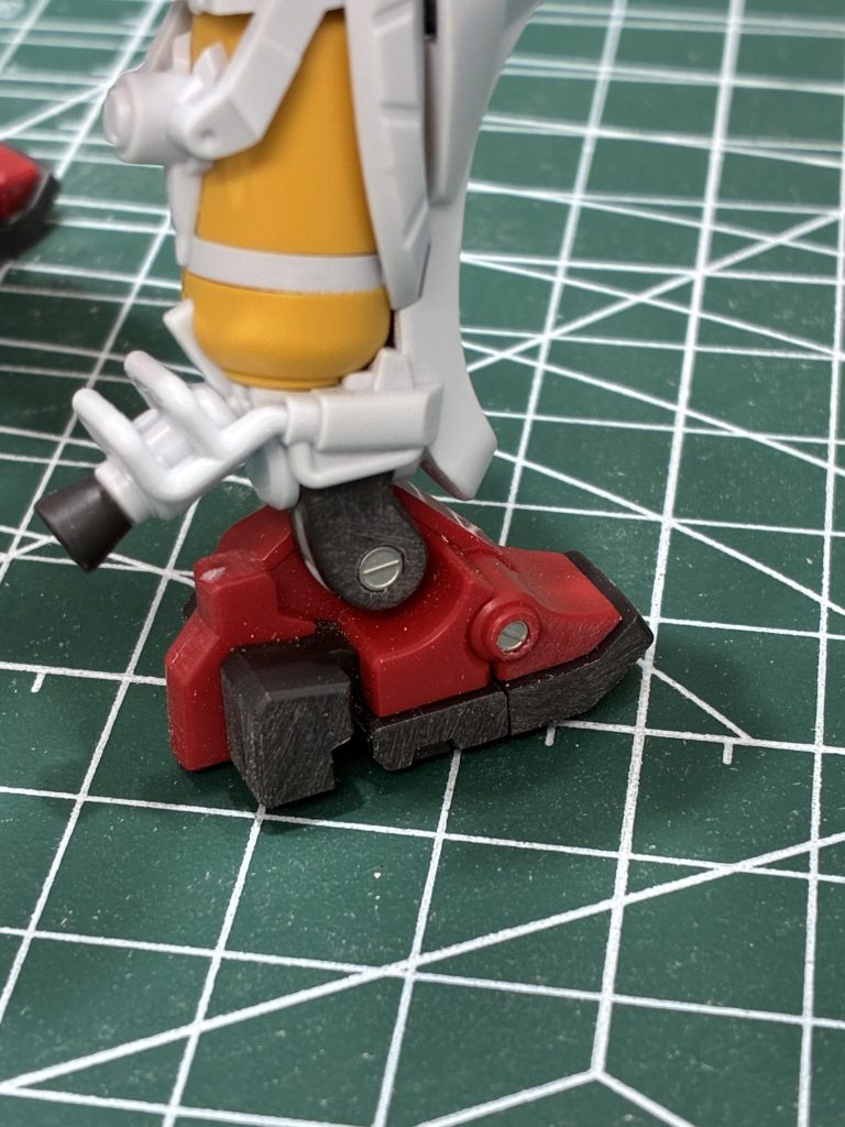 足首やくるぶしには、エッチングパーツを埋め込みました。黄色のタンクは合わせ目を消し、膝パーツとタンク下の白い足首に繋がるパーツの後ハメ加工をしました。