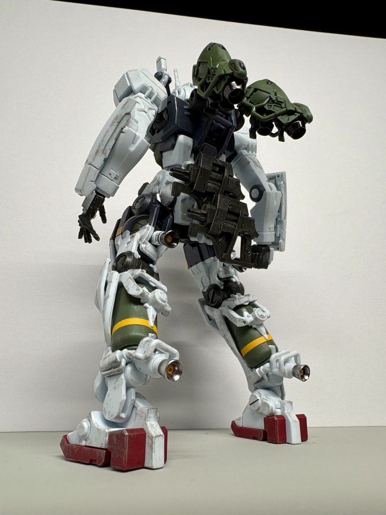 見上げてぐるりと。脚部スラスタの中心はなんとなくユリエルイエローに。