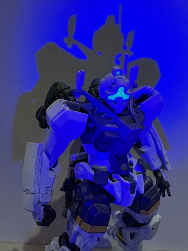 こどものスパイペンのブラックライトで発光!なんだか殺気を感じます。