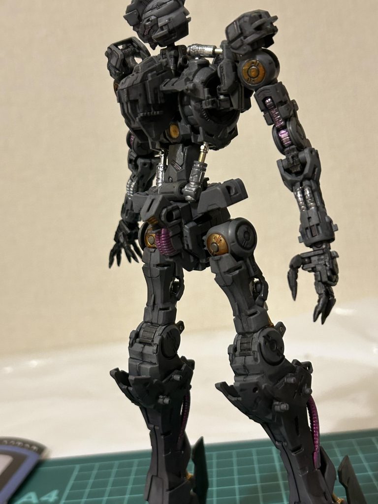 苦労して磨いて筋彫りして、墨入れ塗装までしたフレームがほとんど見えないのがすごくショックでした笑