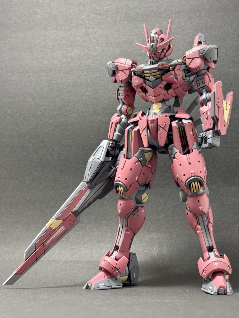 ▲フル装備 シンプル目かつ近接に偏った装備 しかもアシンメトリーというロマン機体を目指しました 色は武士っぽさとかダークヒーロー的なイメージで赤黒にしました