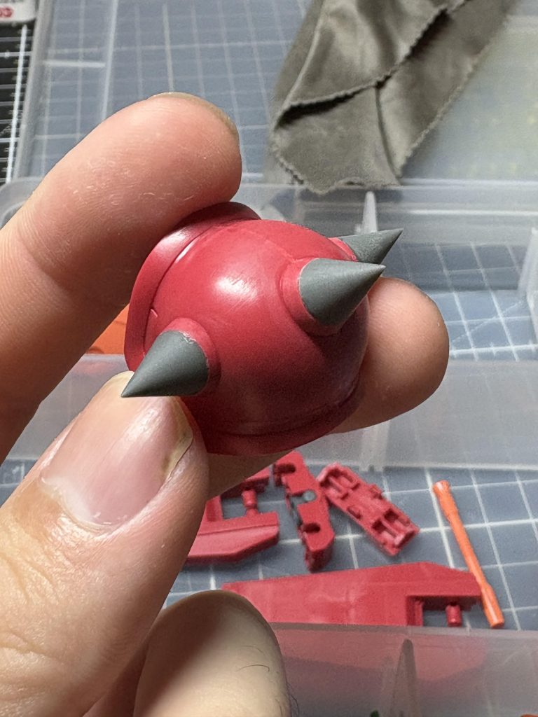 スパイクはコトブキヤさんのものに変更しています。アーマー部分との接続部分(外周)の高さが若干あってなく、それを合わせるのが大変でした。