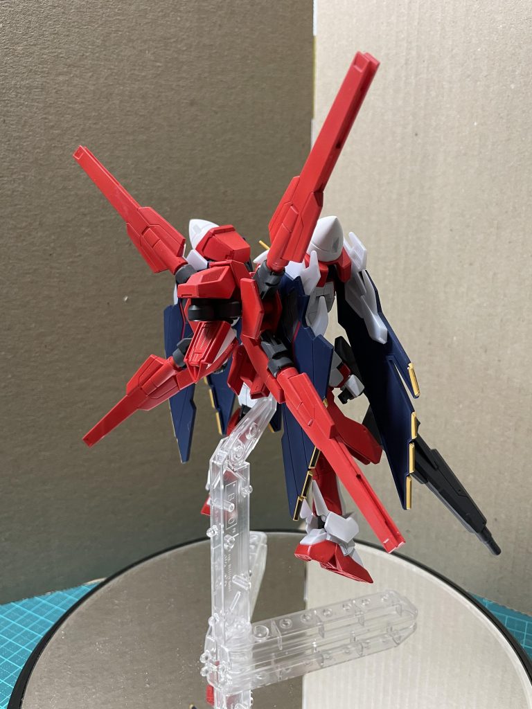 クロスボーン特有のバックパックは、リボーンズガンダムのパーツを利用しています。