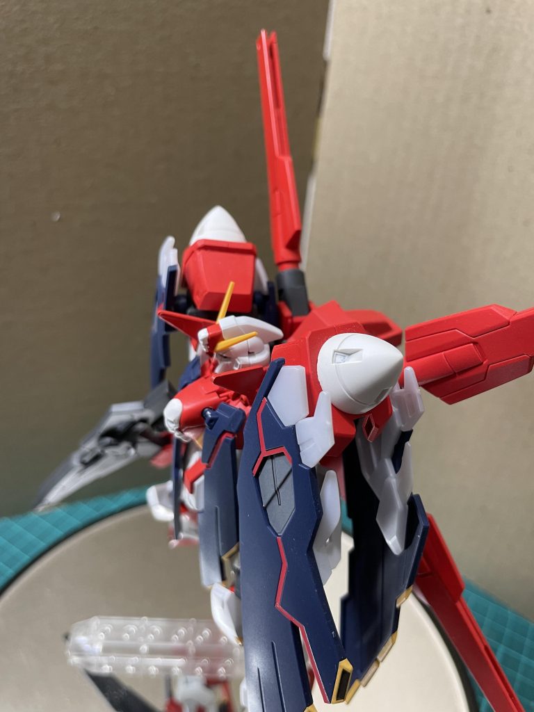 スカルヘッドユニットの代わりに太陽炉を設置しています。 Iフィールドの代わりにGNフィールドを発生させます。